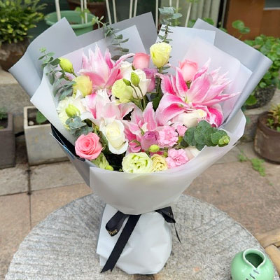 安康9朵玫瑰混搭百合，爱恋纯真无邪